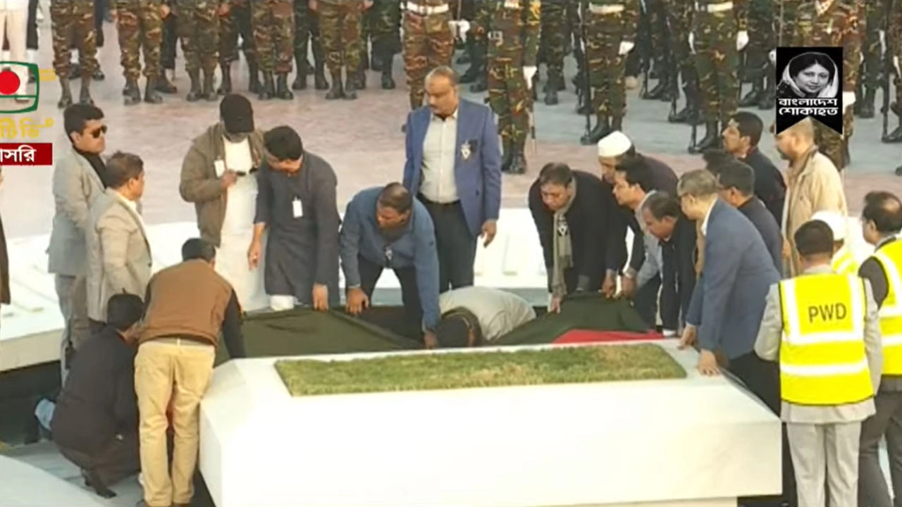 বেগম খালেদা জিয়াকে জিয়া উদ্যানে সাবেক রাষ্ট্রপতি জিয়াউর রহমানের কবরের পাশে সমাহিত করা হয়েছে