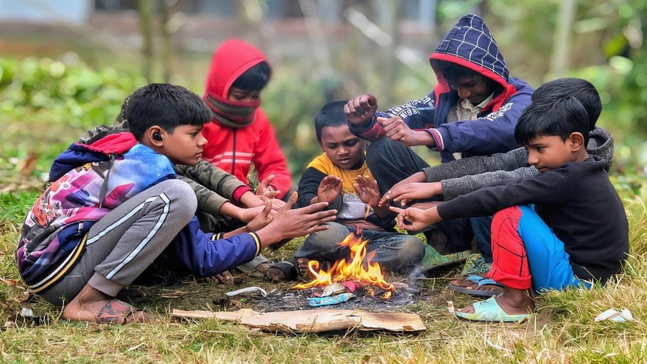 শীতে খড়কুটো জ্বালিয়ে উষ্ণতা খুঁজছে শিশুরা