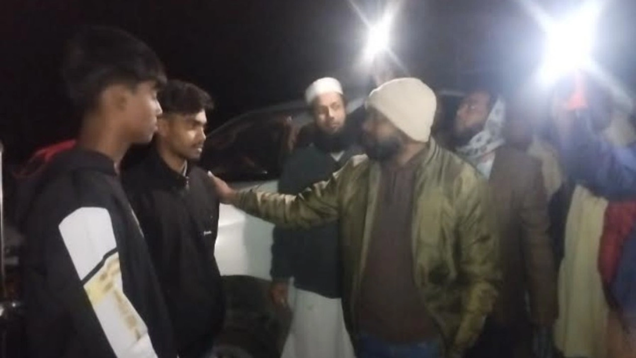 রাষ্ট্রীয় শোক দিবসে উচ্চস্বরে গানবাজনা