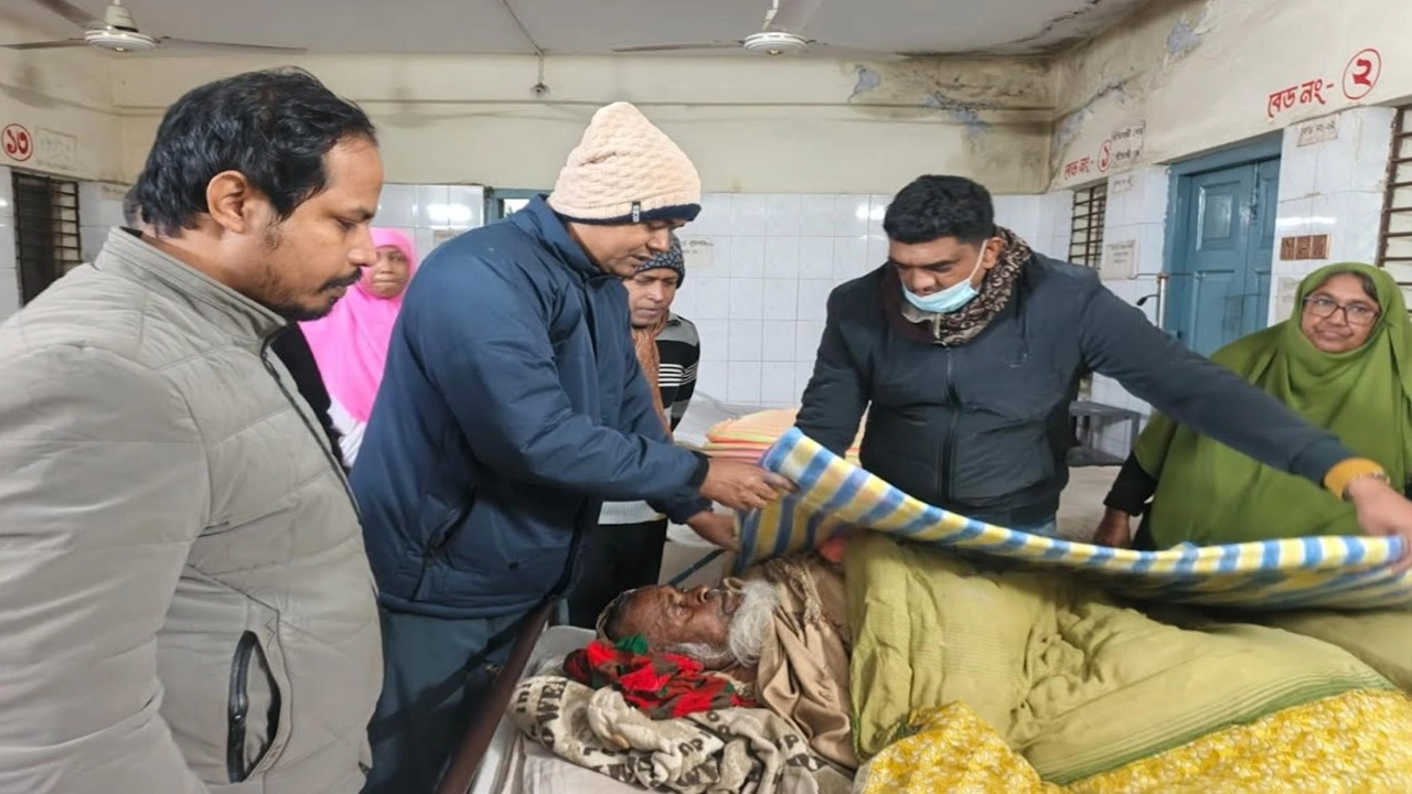 হাসপাতালে ভর্তি থাকা রোগী ও এতিমখানায় গিয়ে কম্বল বিতরণ করেছেন উপজেলা নির্বাহী অফিসার মো. আল আমীন।