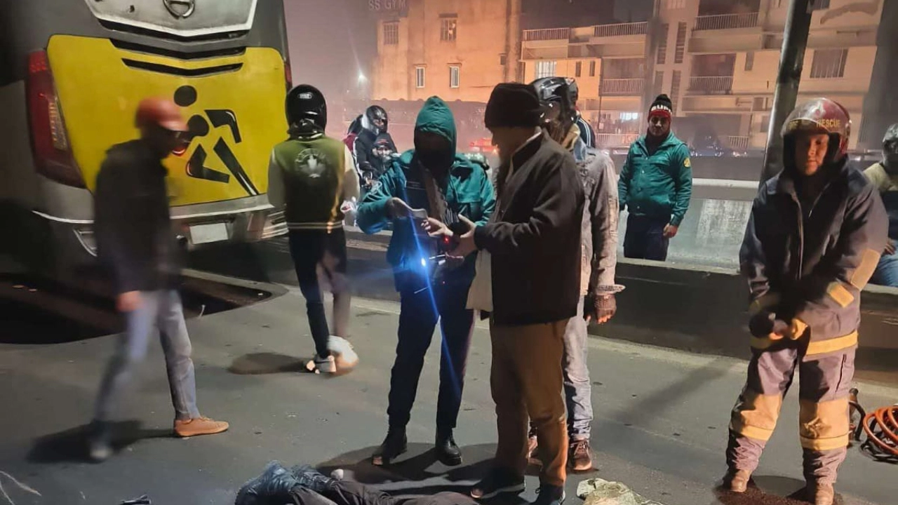 খিলগাঁও ফ্লাইওভারে কাভার্ডভ্যানের চাপায় রুবেল (৪০) নামে এক পুলিশ সদস্য নিহত