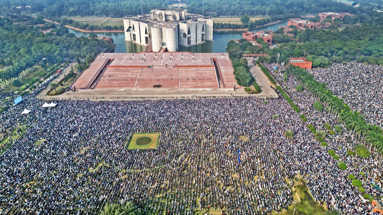 লাখ লাখ মানুষের দোয়া নিয়ে শেষবিদায় নিলেন সাবেক প্রধানমন্ত্রী ও বিএনপির চেয়ারপারসন খালেদা জিয়া। তাঁর জানাজায় রাজধানীর মানিক মিয়া অ্যাভিনিউ ও এর আশপাশের এলাকায় নেমেছিল মানুষের ঢল।