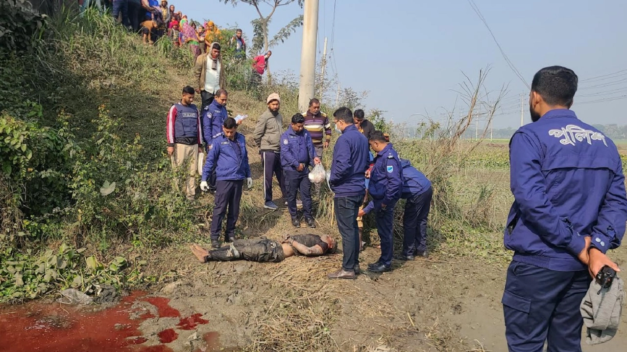 অজ্ঞাত যুবকের মরদেহ উদ্ধার করছে পুলিশ