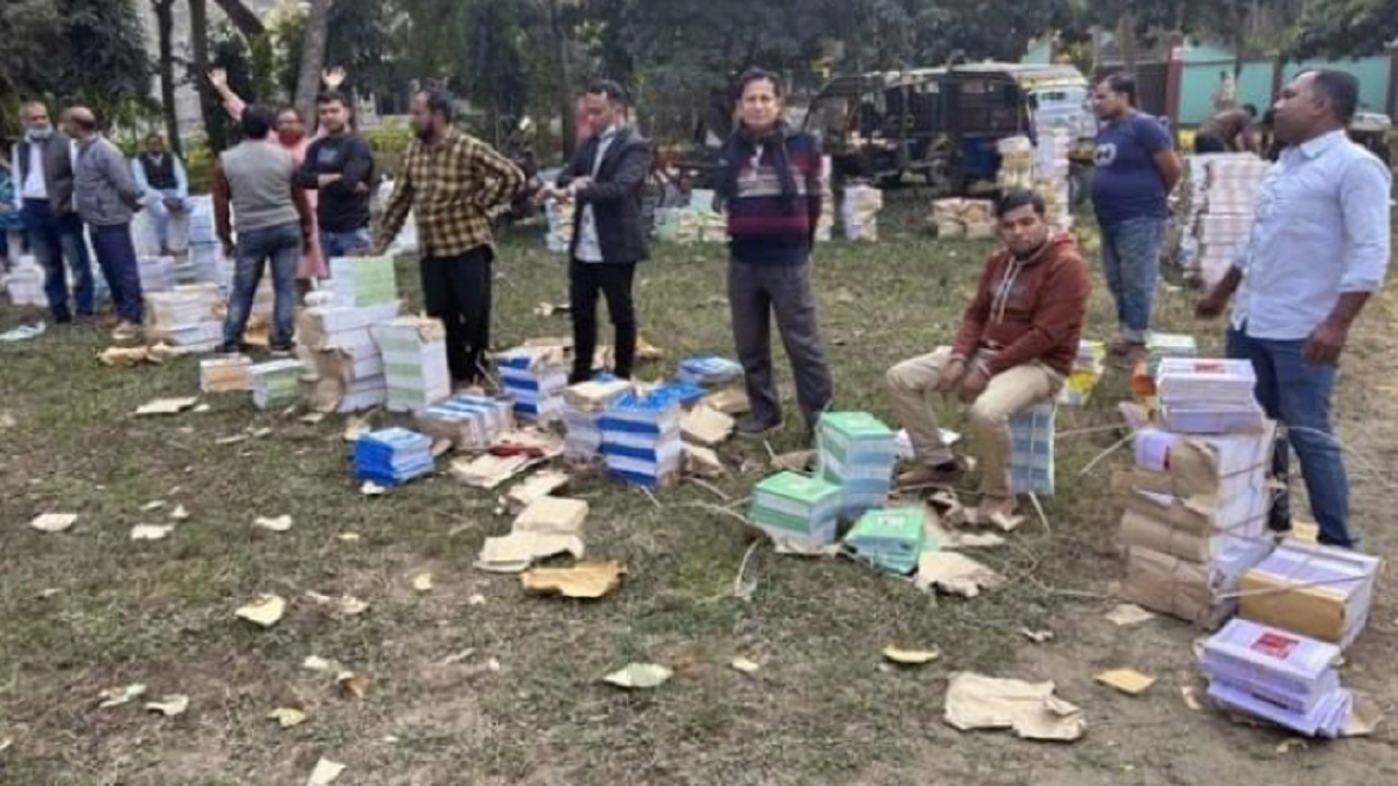 নতুন বই বিতরণ