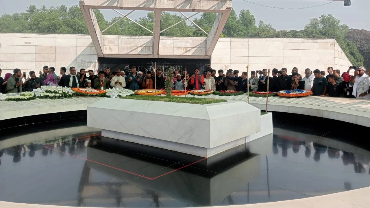 মরহুমা খালেদা জিয়ার প্রতি শ্রদ্ধা জানাতে নেতাকর্মীসহ সর্বস্তরের মানুষ