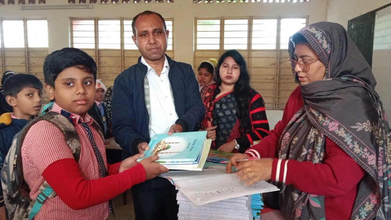 বই বিতরণ