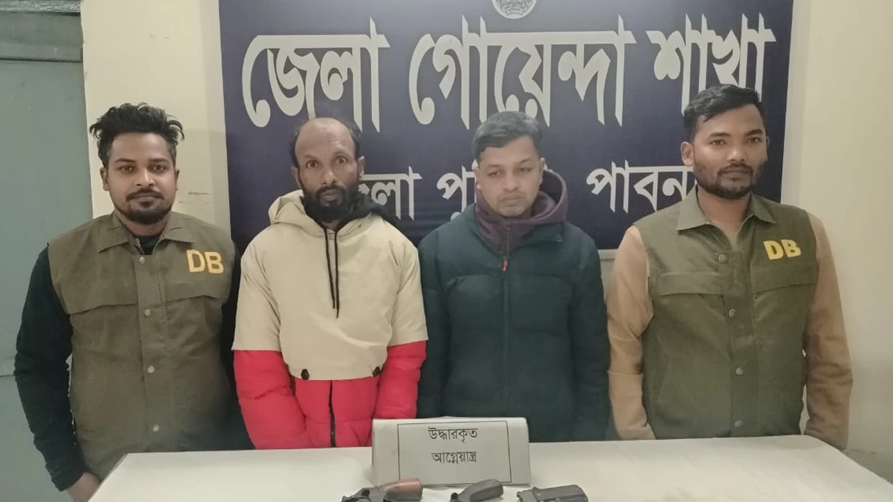 বিপুল পরিমাণ অবৈধ অস্ত্র ও গুলিসহ চারজনকে আটক