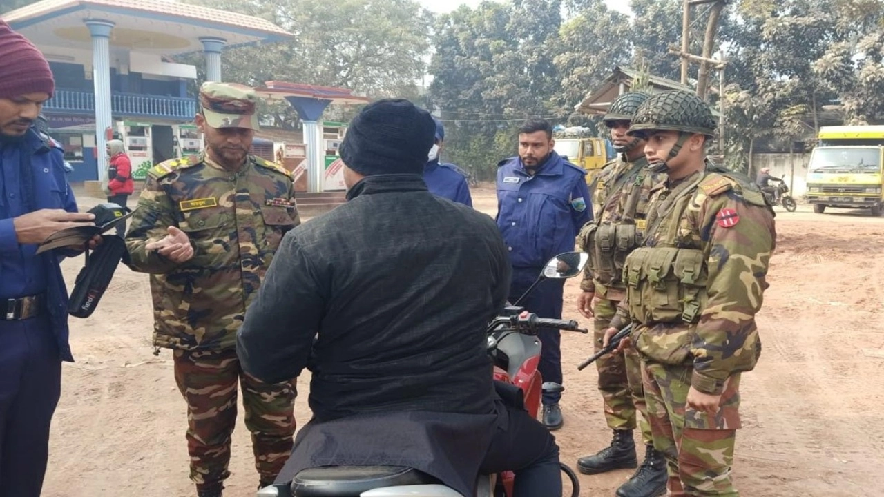 বিশ্বরোডে আইনশৃঙ্খলা রক্ষাকারী বাহিনীর তল্লাশি