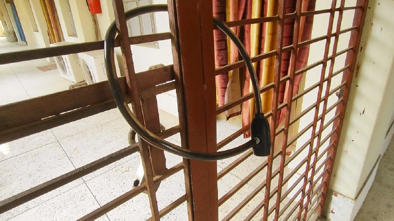 কলেজে তালা দিলেন শিক্ষক 