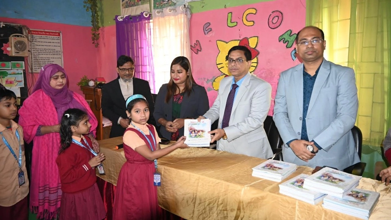 শিশুরা পেয়েছে নতুন বই