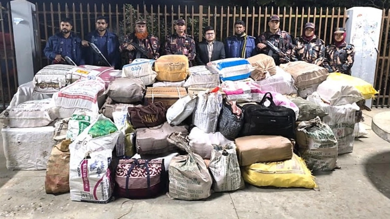 কুমিল্লার সীমান্ত এলাকা থেকে পোনে দুই কোটির টাকার অবৈধ ভারতীয় চোরাচালানি পণ্য জব্দ করেছে বর্ডার গার্ড বাংলাদেশ (বিজিবি)।