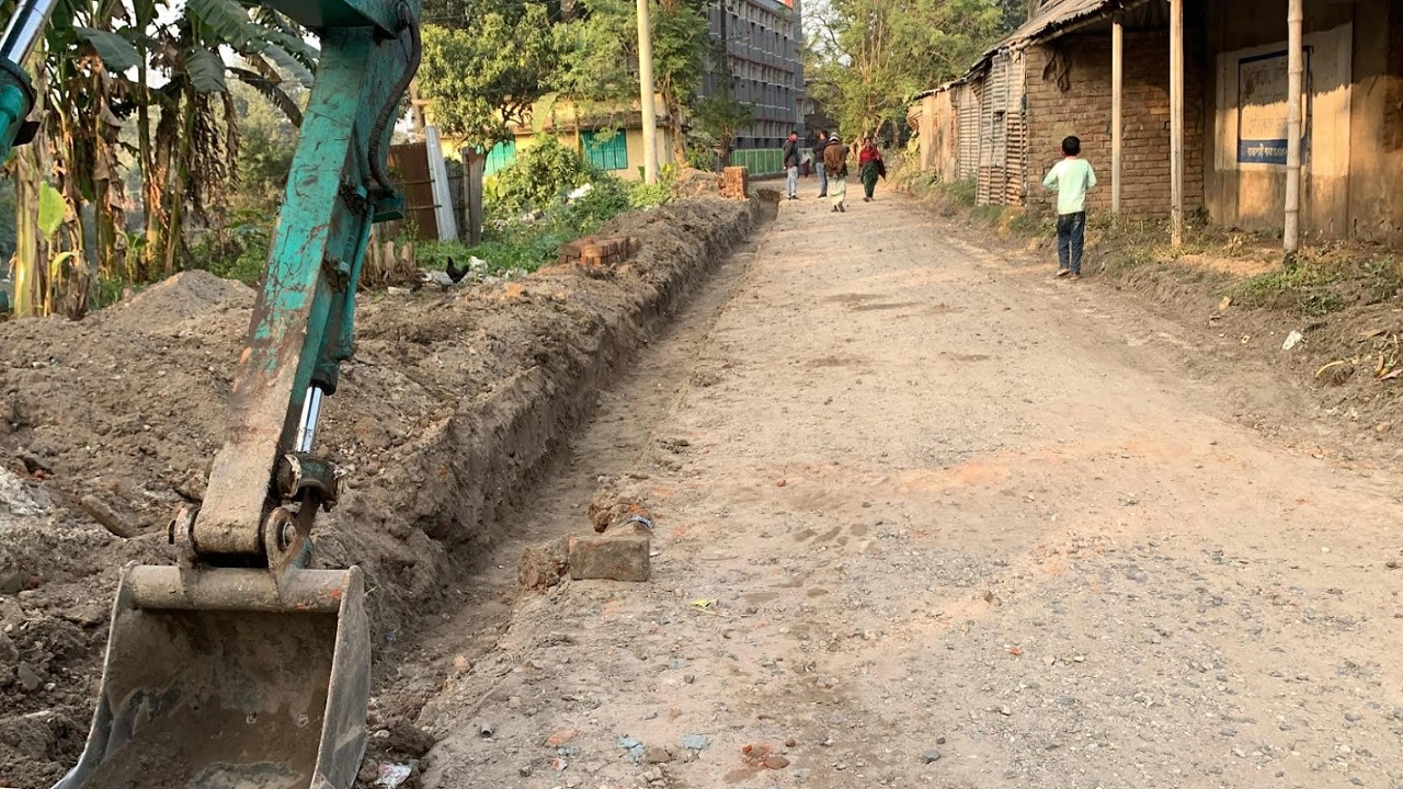 সড়করে কাজ চলছে