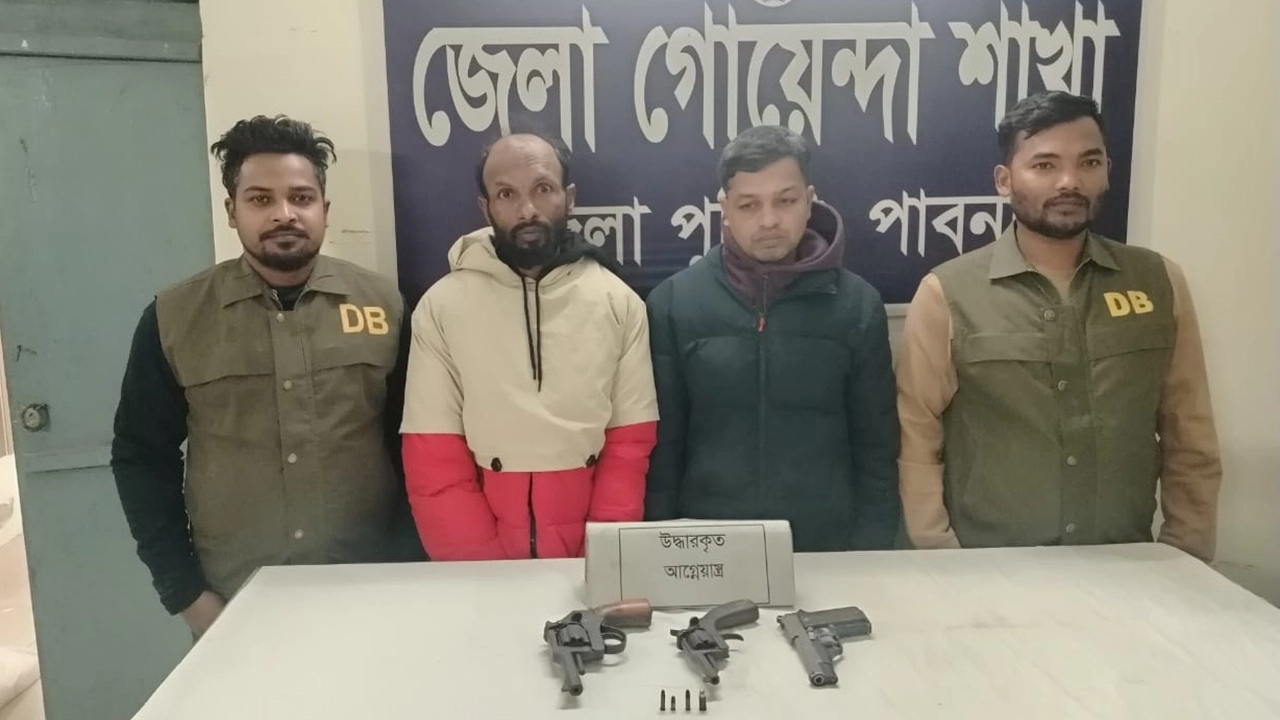 অস্ত্রসহ আটক