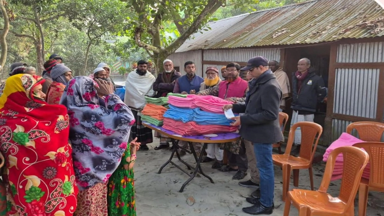 কম্বল বিতরণ