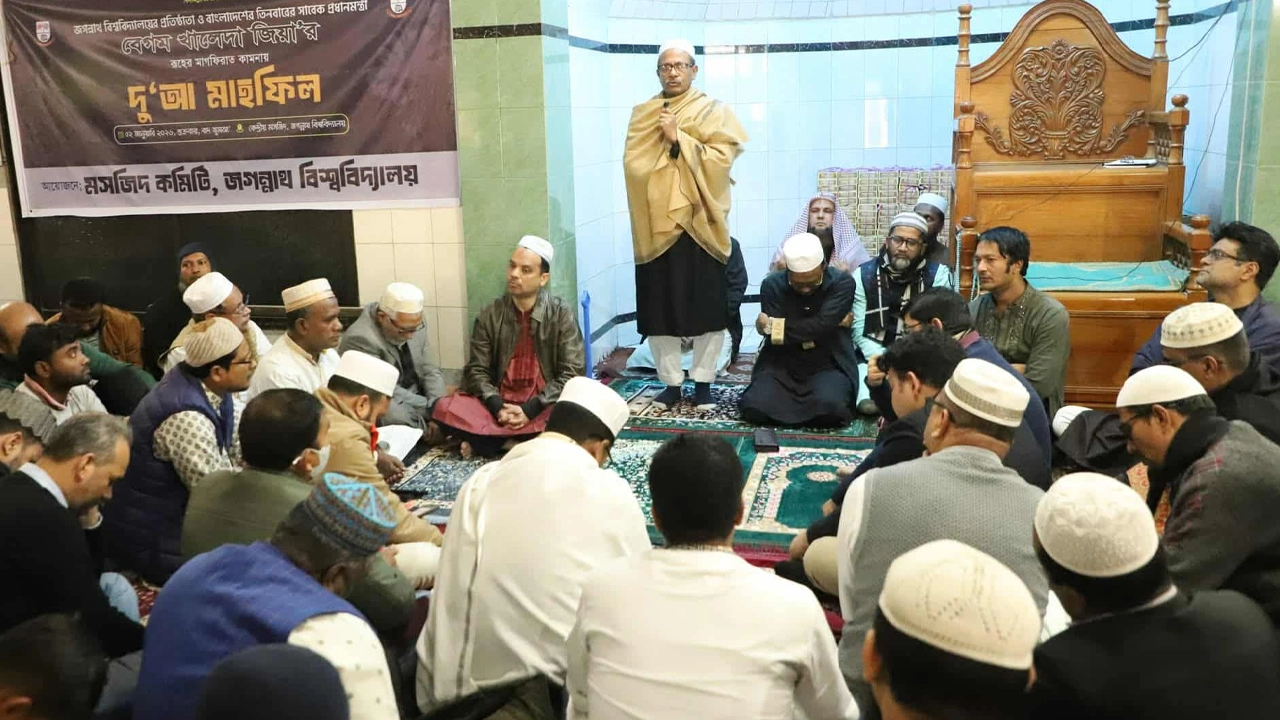 আলোচনা সভায় বক্তব্য রাখেন জগন্নাথ বিশ্ববিদ্যালয়ের উপাচার্য অধ্যাপক ড. রেজাউল করিম