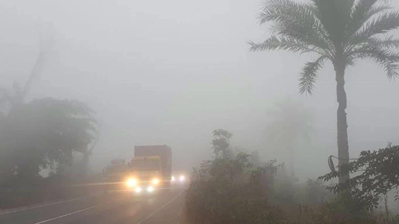সড়কে হেডলাইট জ্বালিয়ে চলাচল করছে যানবাহন
