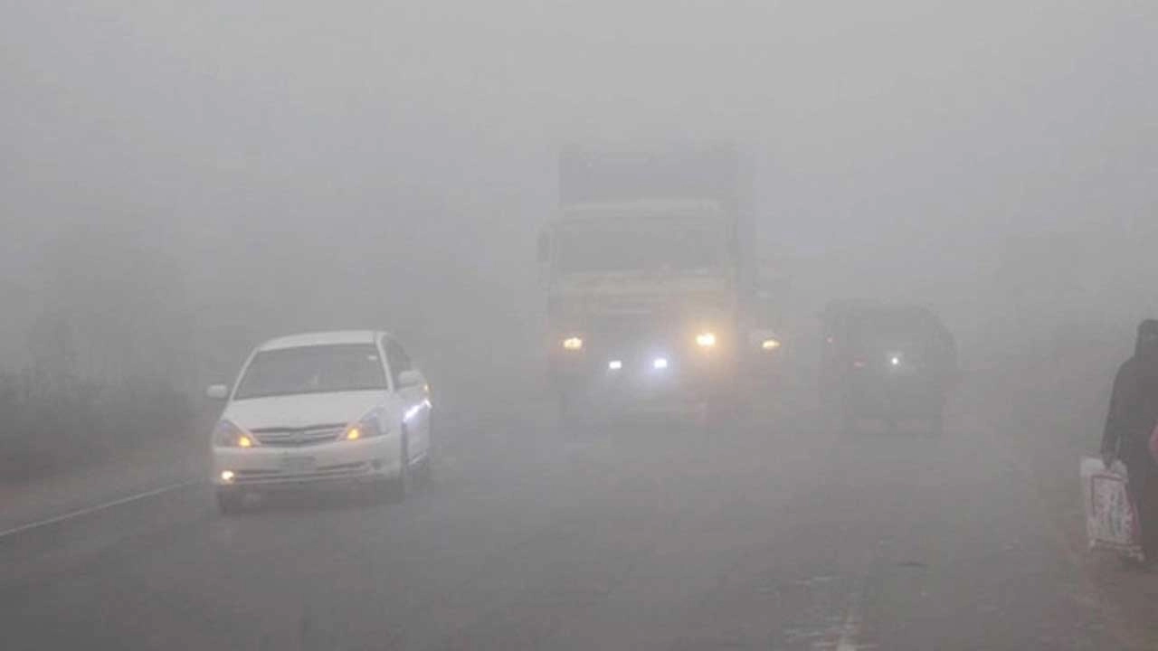 কুয়াশার কারণে লাইট জ্বালিয়ে চলছে গাড়ি