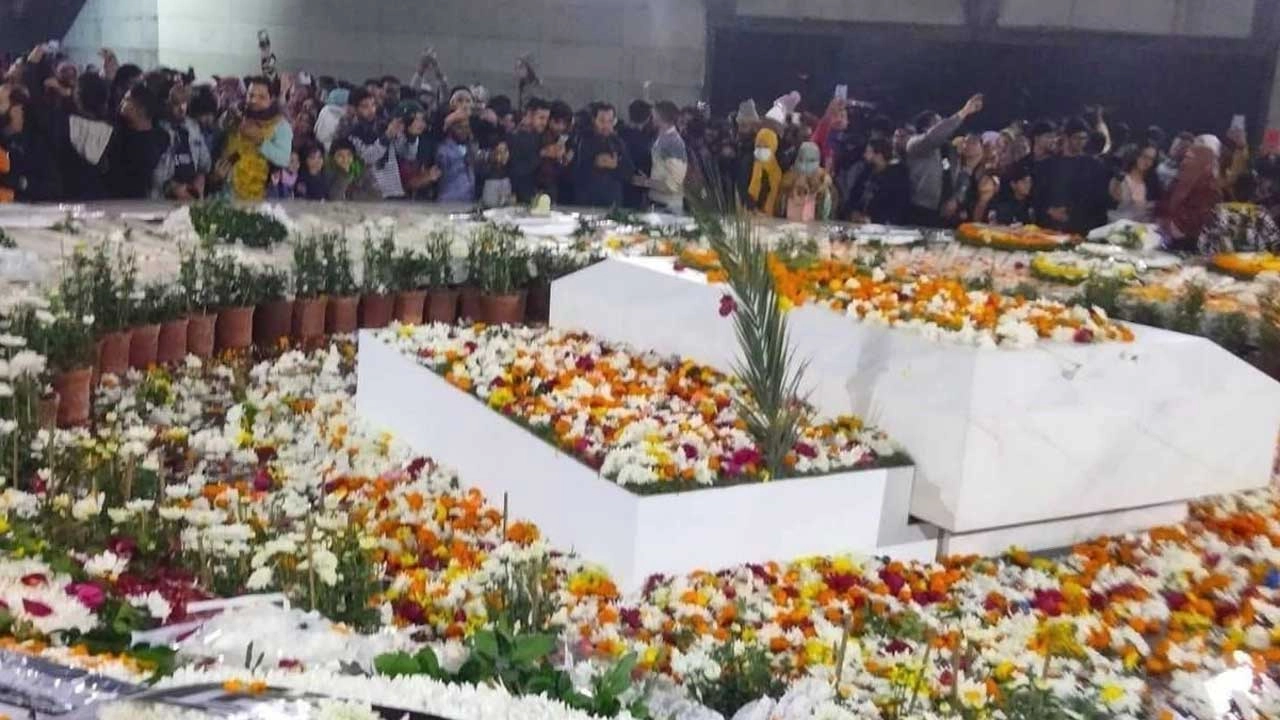 শুক্রবার থেকে শত শত মানুষ বেগম জিয়া ও জিয়াউর রহমানের মাজারে শ্রদ্ধা জানান ও জিয়ারত করেন