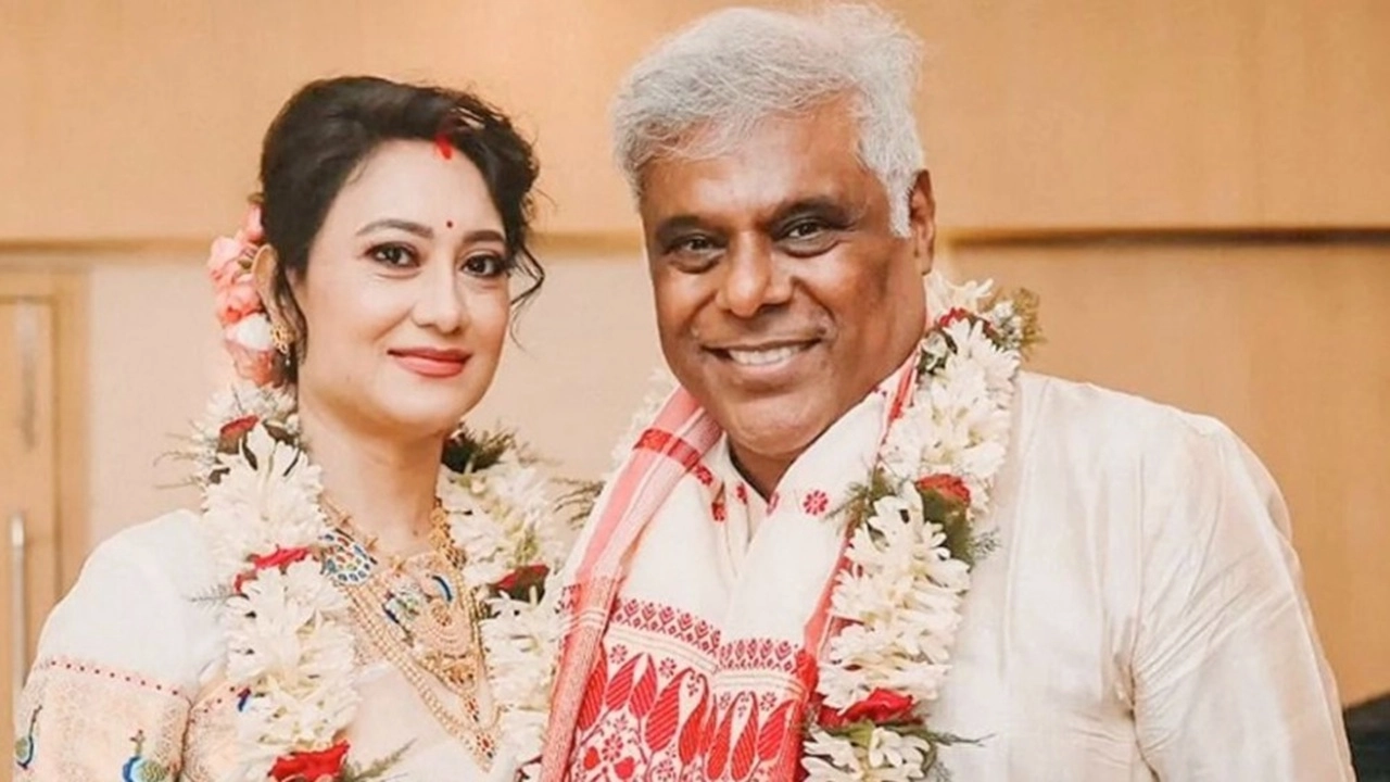 স্ত্রীসহ সড়ক দুর্ঘটনায় আহত আশিস বিদ্যার্থী। ছবি: সংগৃহীত