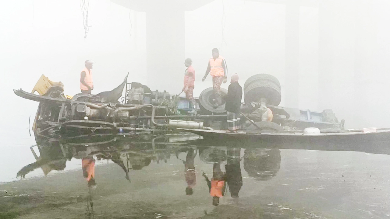 নিয়ন্ত্রণ হারিয়ে ব্রিজের রেলিং ভেঙে নদীতে ট্রাক