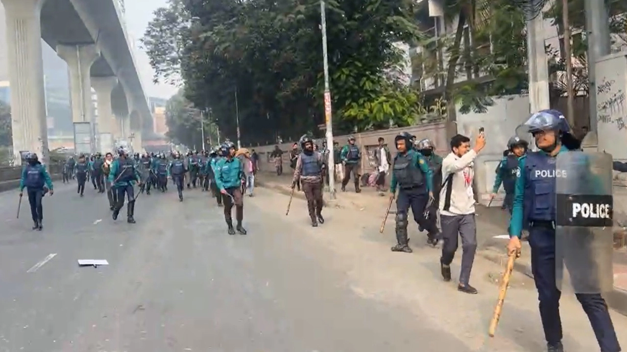 কারওয়ান বাজারে পুলিশের অ্যাকশন