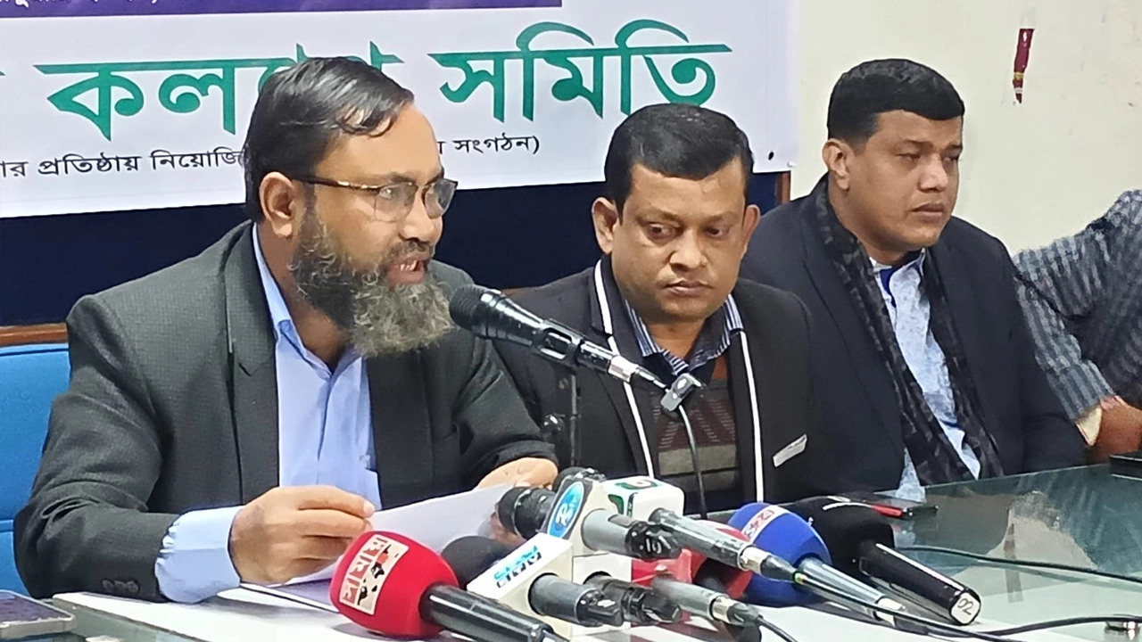 সংবাদ সম্মেলনে বক্তব্য রাখছেন মোজাম্মেল হক চৌধুরী