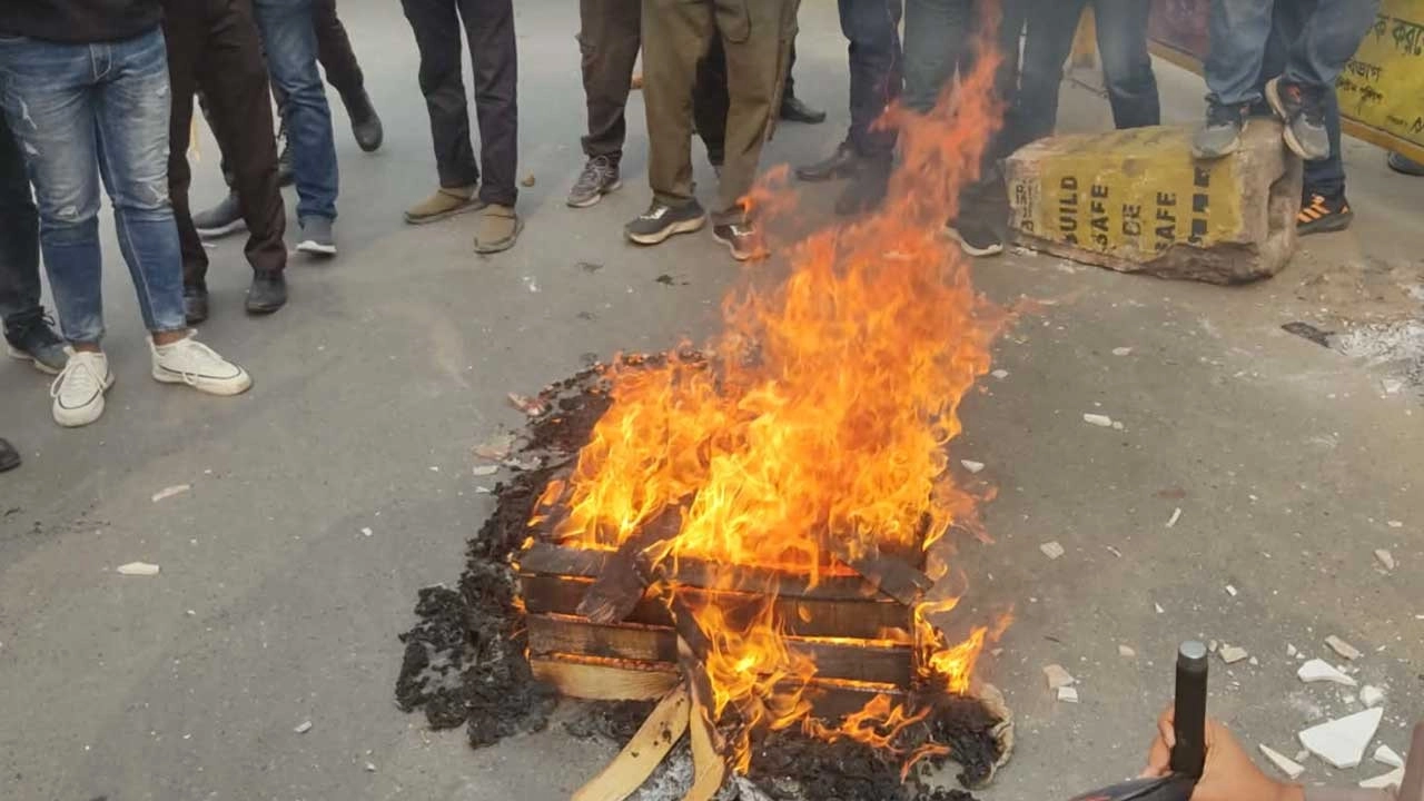 সড়কে আগুন জ্বালিয়েছে বিক্ষোভকারীরা