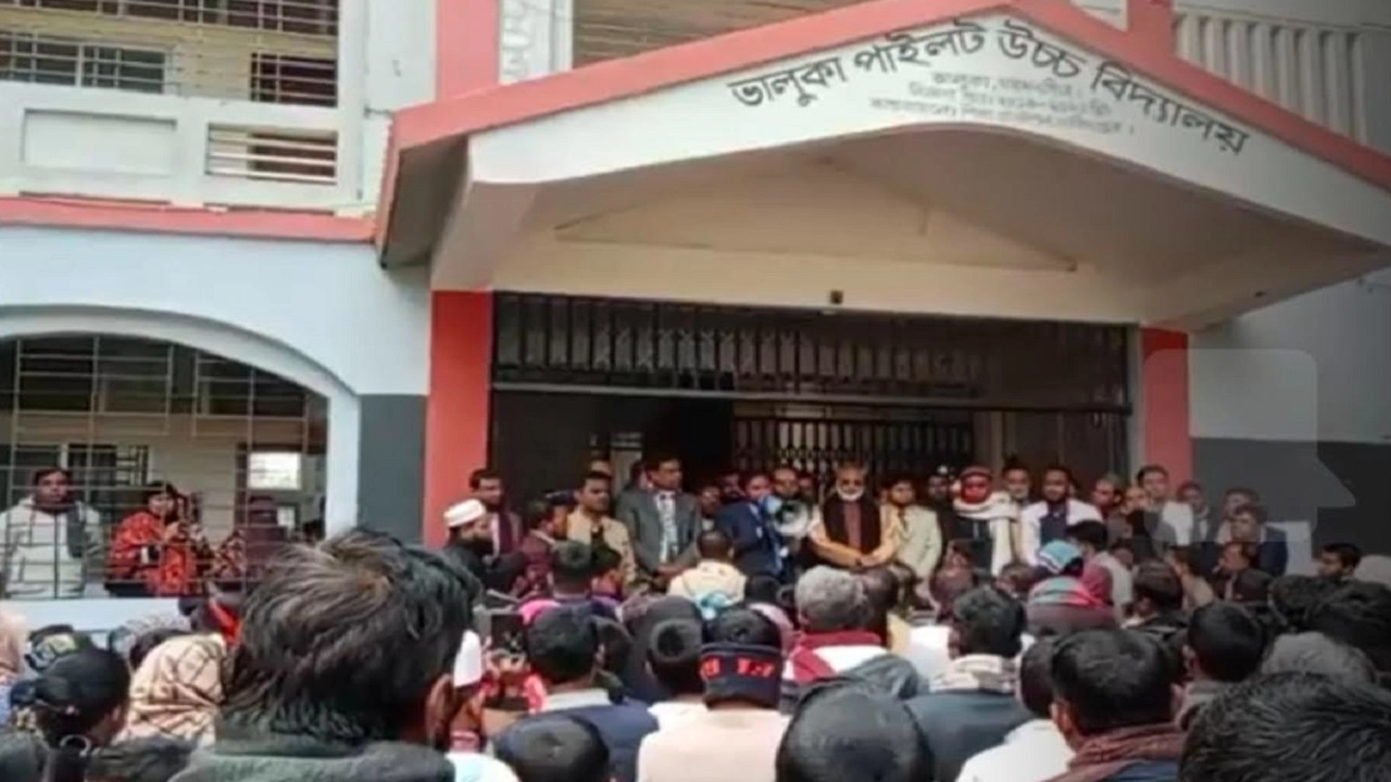 উপজেলা নির্বাহী কর্মকর্তা (ইউএনও) মো. ফিরোজ হোসেনকে অবরুদ্ধ