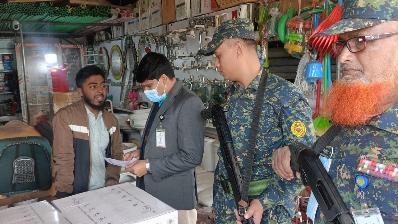 বেশি দামে গ্যাস সিলিন্ডার বিক্রি করায় জরিমানা আদায়