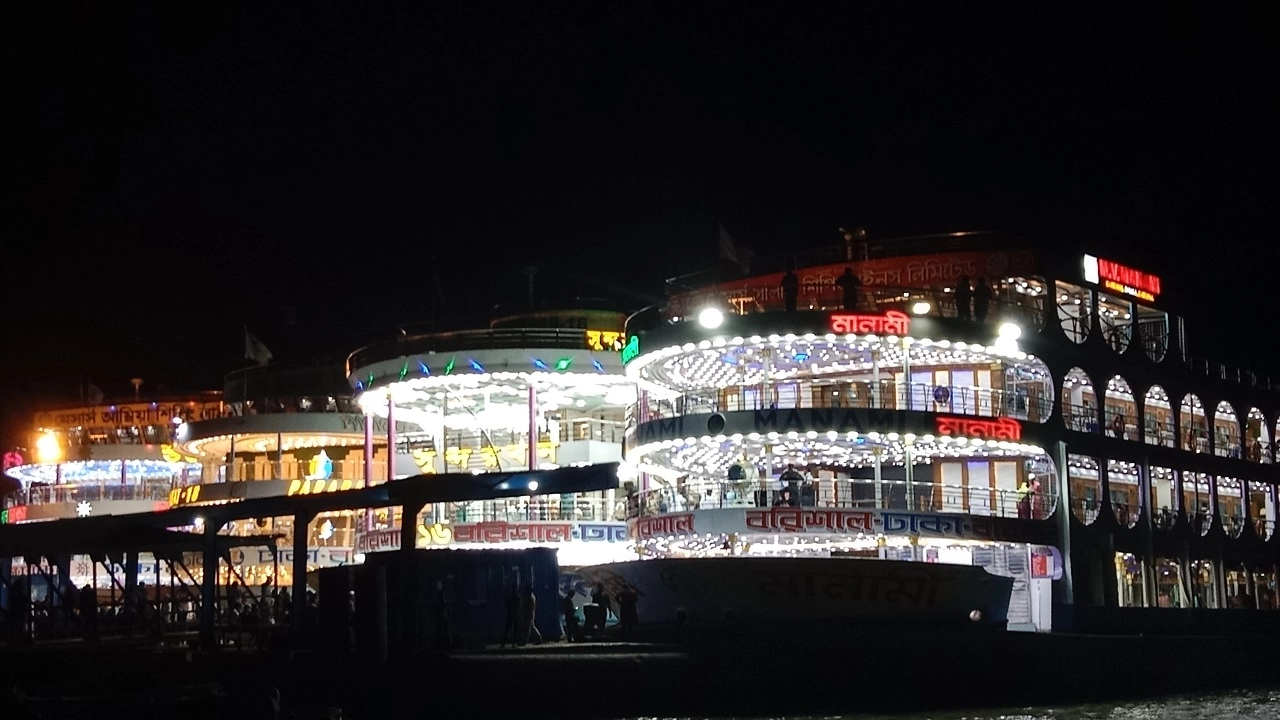 ঢাকা-বরিশাল নৌরুটে চলাচল করা লঞ্চ