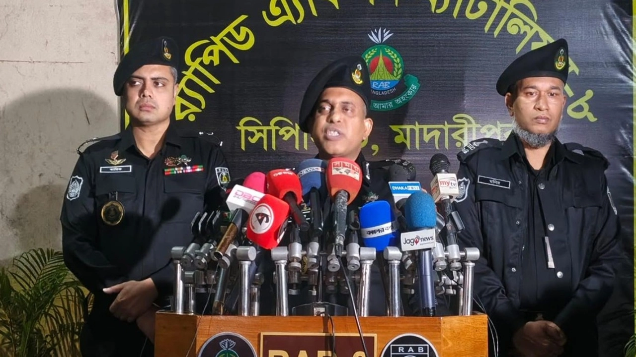 কিশোরগঞ্জ থেকে তিন আসামিকে গ্রেফতার করে র‌্যাব। 