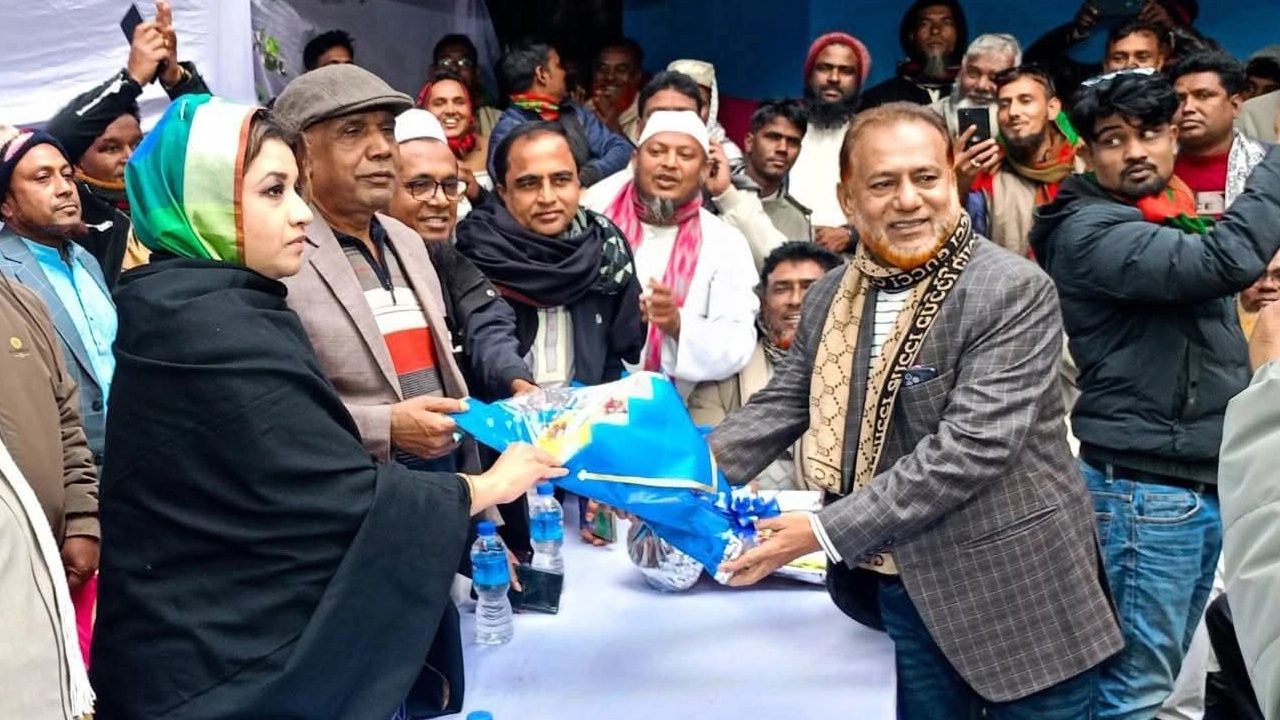 সালথায় শামা ওবায়েদের গাড়ি ভাঙা মামলার আসামি আওয়ামী লীগ নেতা আনোয়ার হোসেন তাঁর (শামা ওবায়েদ) হাতে ফুল দিয়ে বিএনপিতে যোগদান করেন।