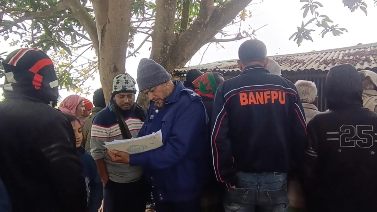 নাটোরে তরুণীর রক্তাক্ত মরদেহ উদ্ধার করেছে পুলিশ