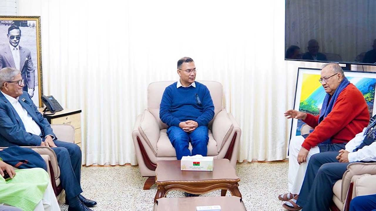 সোমবার (৫ জানুয়ারি) দুপুরে গুলশানে বিএনপির চেয়ারপারসনের কার্যালয়ে ভারপ্রাপ্ত চেয়ারম্যান তারেক রহমানের সঙ্গে সাক্ষাৎ করে বাম দলগুলোর সমন্বয়ে গঠিত গণতান্ত্রিক যুক্তফ্রন্ট