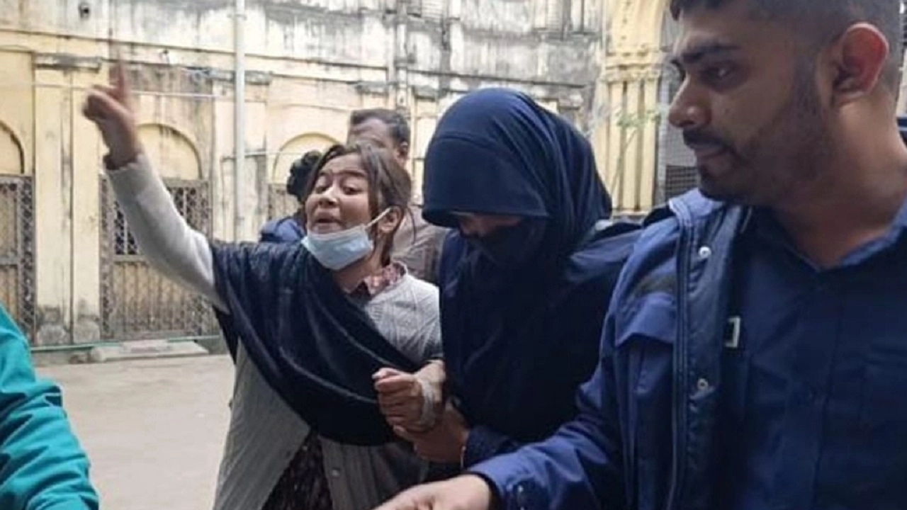 আদালত প্রাঙ্গণে জুলাই যোদ্ধা সুরভী