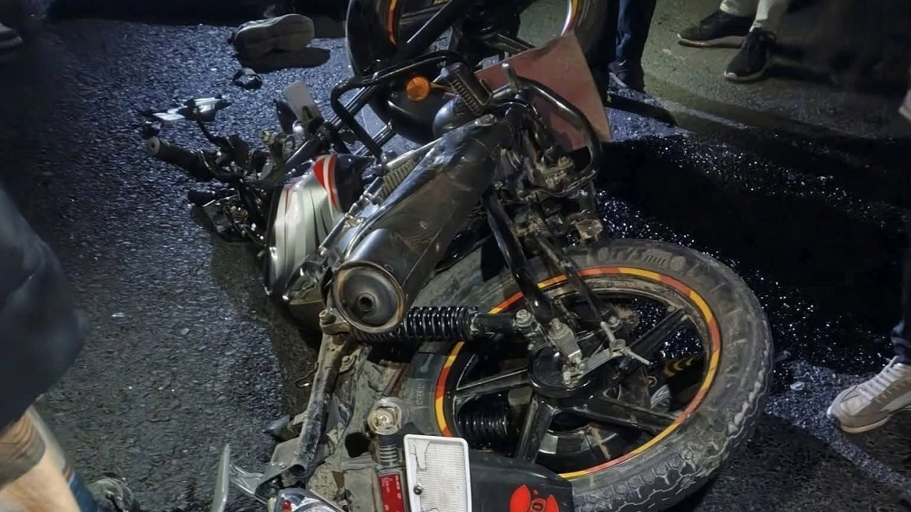 দুর্ঘটনা কবলিত মোটরসাইকেল