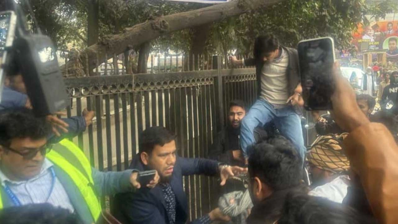 মঙ্গলবার (৬ জানুয়ারি) সকালে বিশ্ববিদ্যালয়ের মেইন গেটে নজরুল ইসলাম নামে এক ব্যবসায়ী কয়েকজন শিক্ষার্থীর হাতে মারধরের শিকার হন