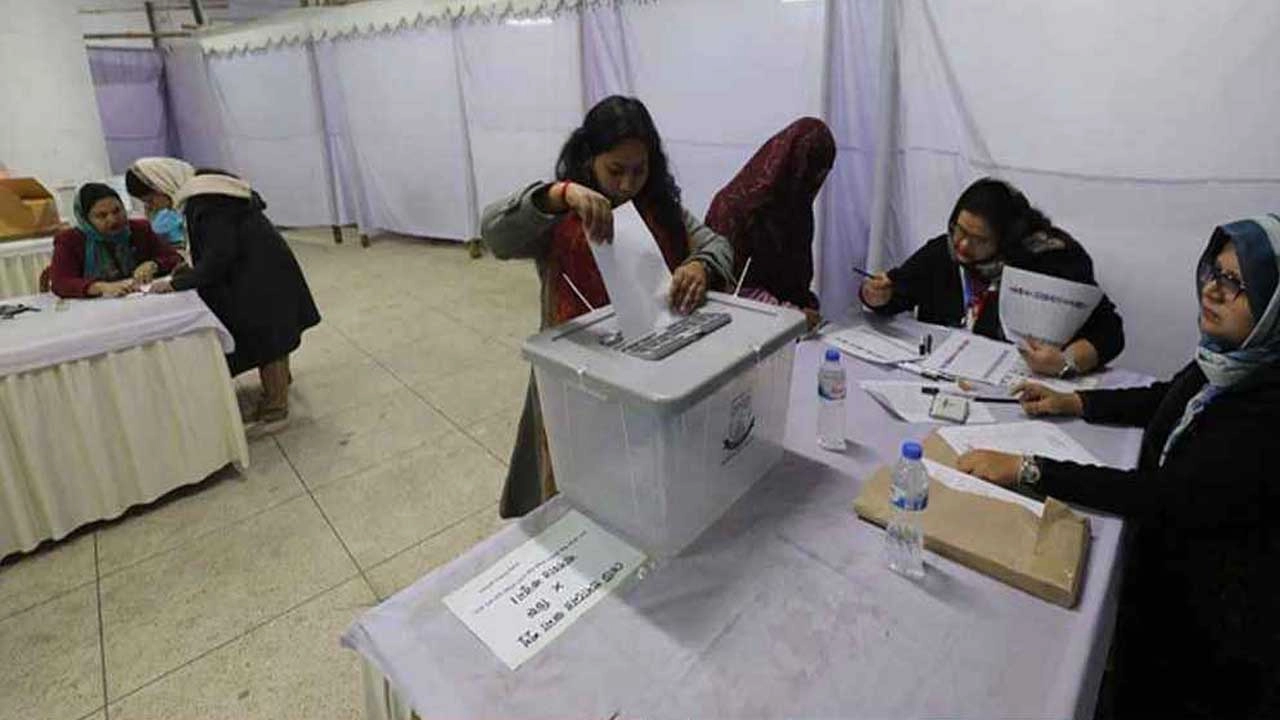 একটি কেন্দ্রে ভোট গ্রহণ