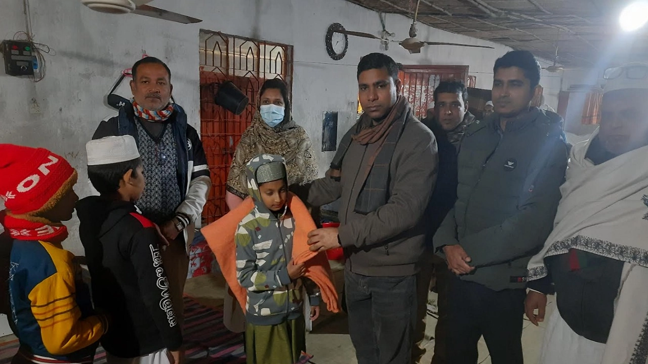 কম্বল বিতরণ