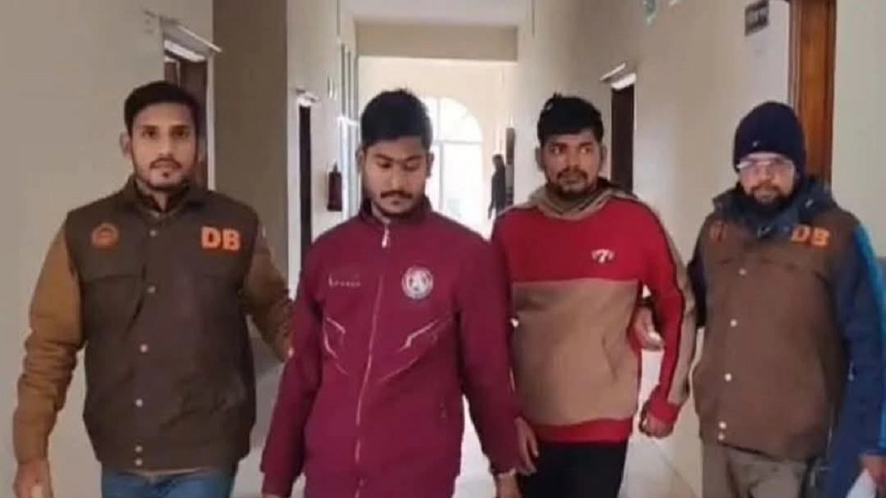 ডিবির হাতে প্রতারক চক্র