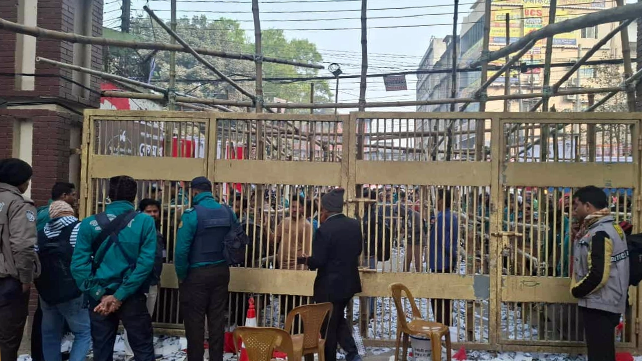 নির্ধারিত সময়েই বন্ধ করে দেওয়া হলো প্রধান ফটক