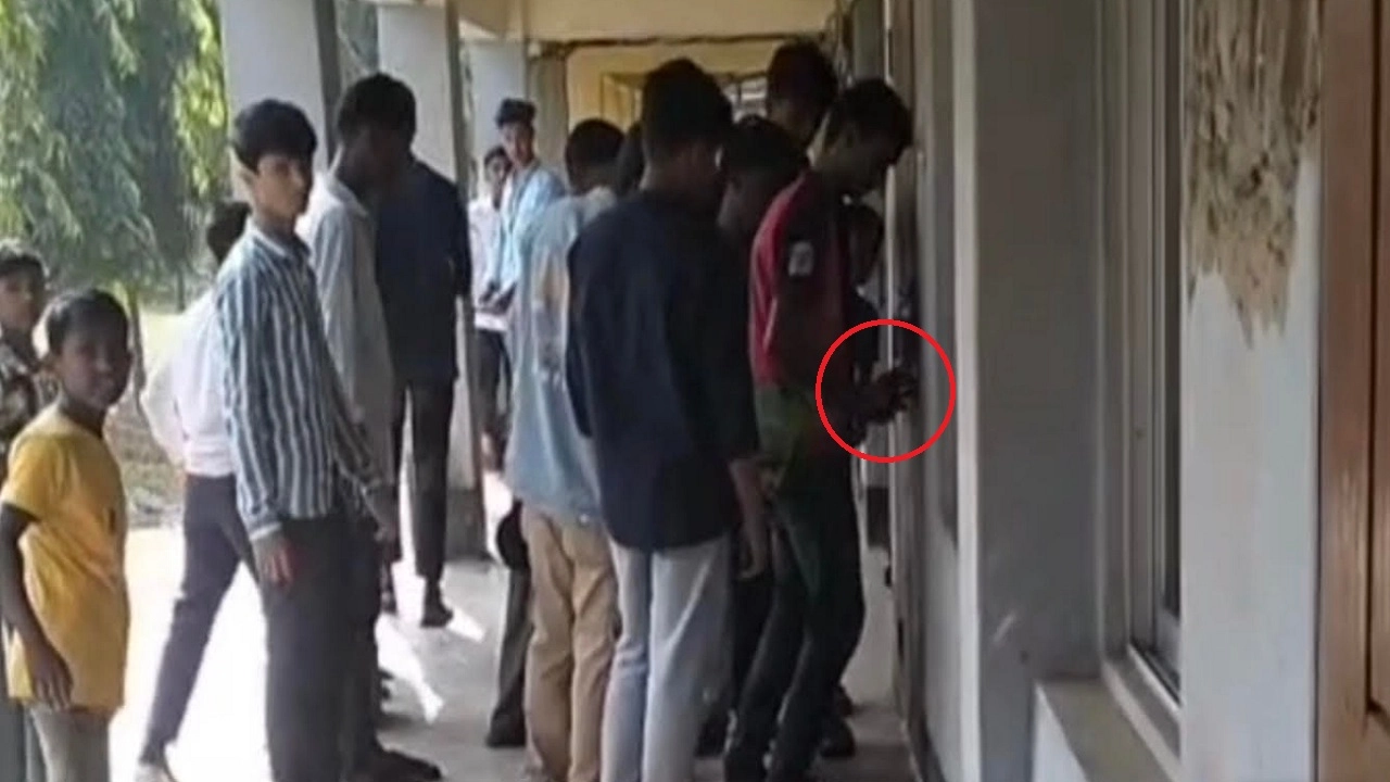 স্কুলে তালা দিলেন বিএনপি নেতার ছেলে