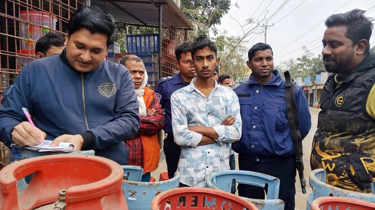 দুই ব্যবসায়ীকে জরিমানা