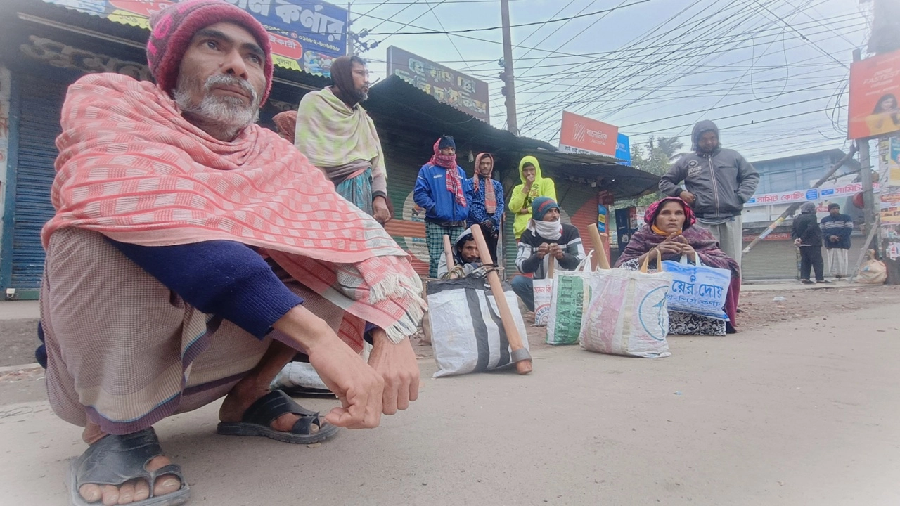কাজের জন্য অপেক্ষা করছেন দিনমজুররা