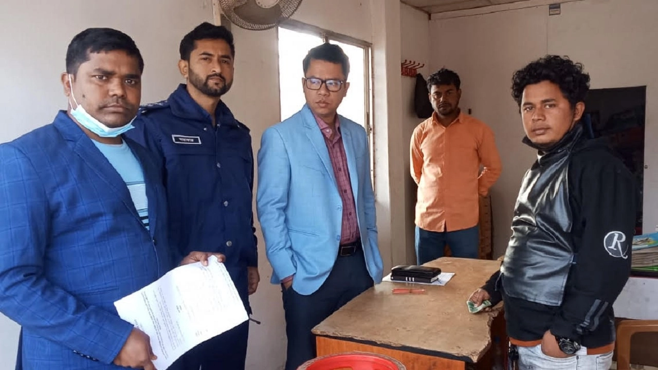 অর্থদন্ড প্রদান করেছেন ভ্রাম্যমান আদালত