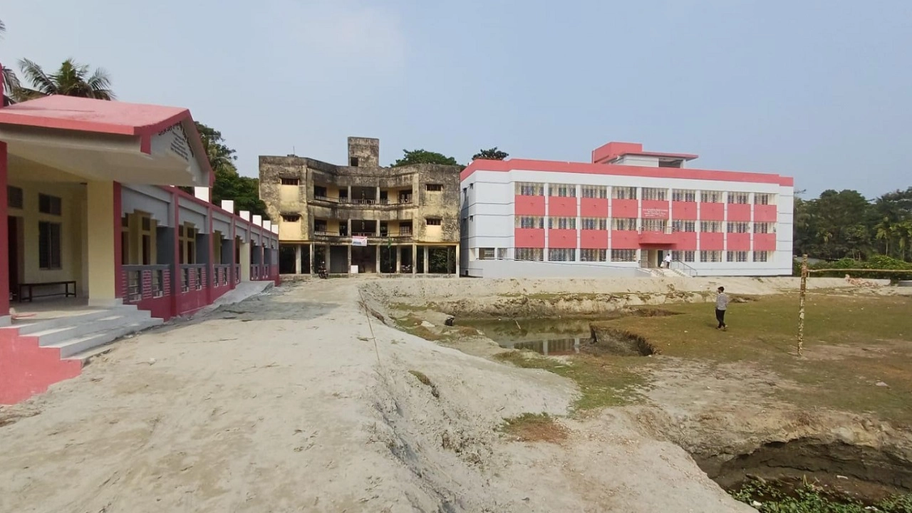 খেলার মাঠের নিচু জমির মাটি কেটে রাস্তা নির্মাণ