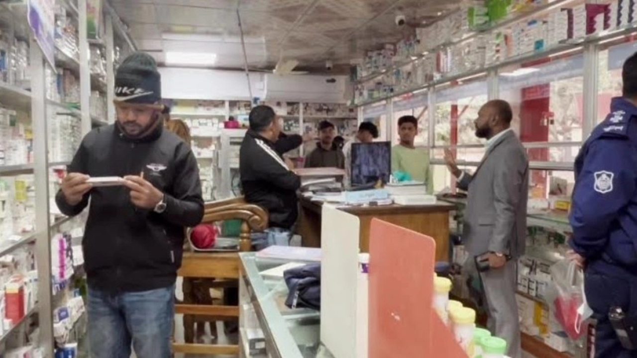 মেয়াদোত্তীর্ণ ঔষধ রাখায় ১১টি ফার্মেসীকে জরিমানা