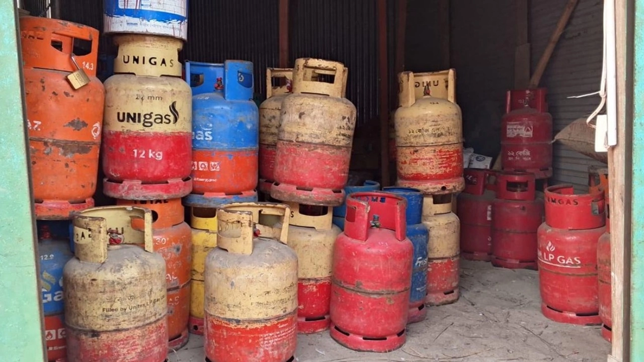 টঙ্গীবাড়ি উপজেলায় সিলিন্ডার গ্যাস বিক্রিতে প্রকাশ্যে অনিয়ম