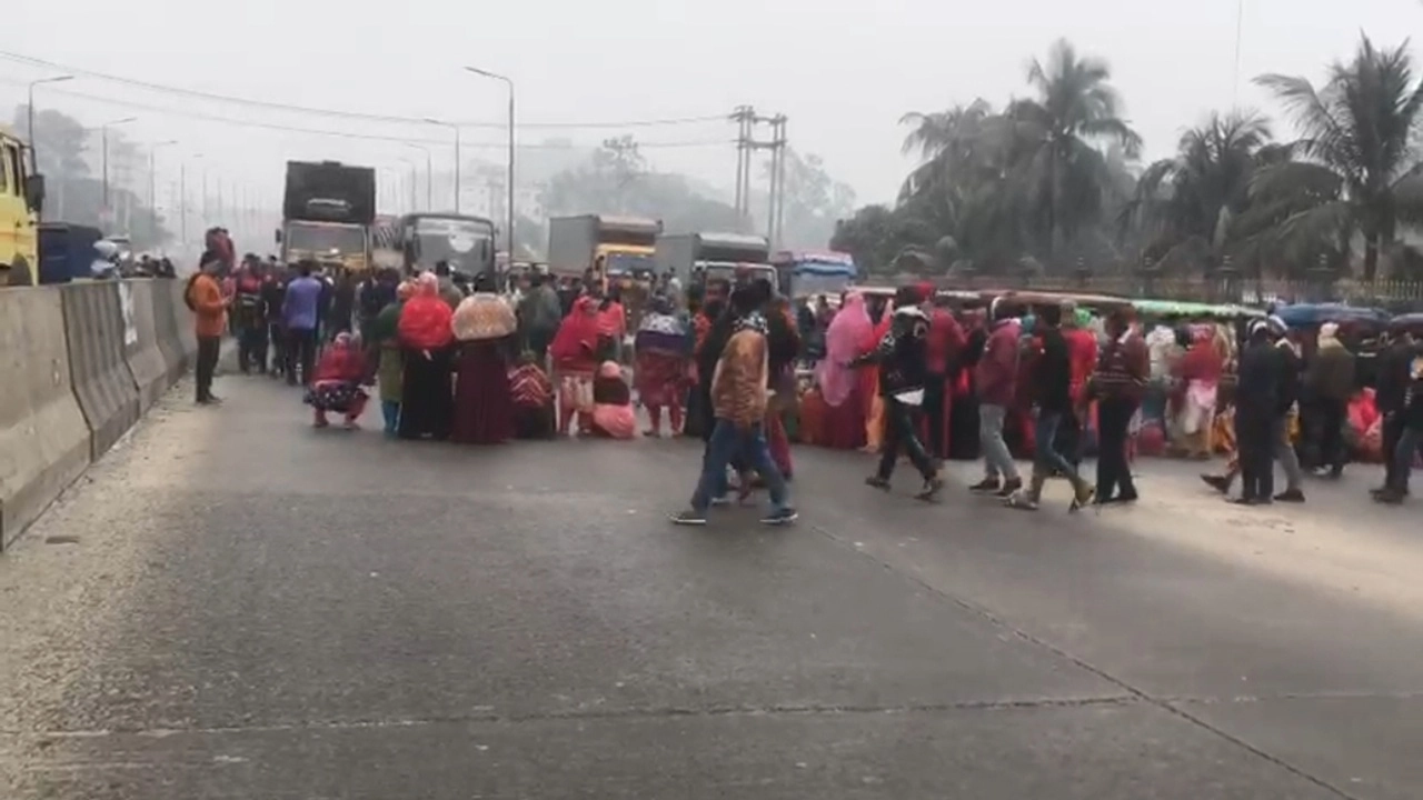 বকেয়া বেতনের দাবীতে শ্রমিকদের বিক্ষোভ
