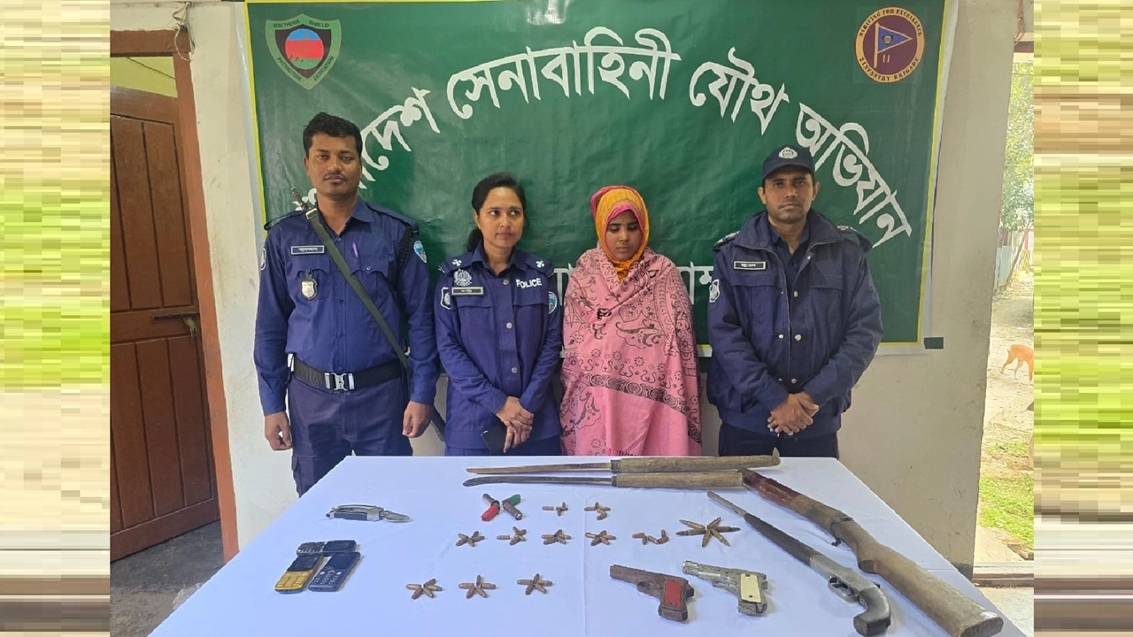 অস্ত্রসহ নারী গ্রেফতার